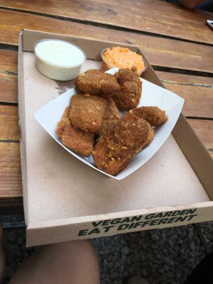 nuggets with mayo and vegan cheese sauce at Las Vegan's - Kazinczy Trailer in Budapest