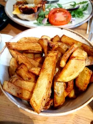 Handmade organic chips at Holy Cow in Edinburgh