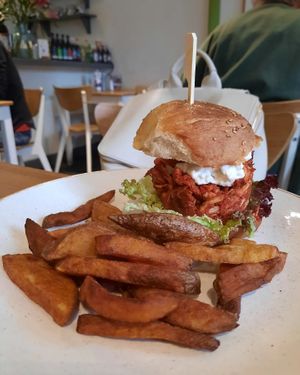 Pulled Jackfruitburger mit Pommes at Holy Cow in Edinburgh