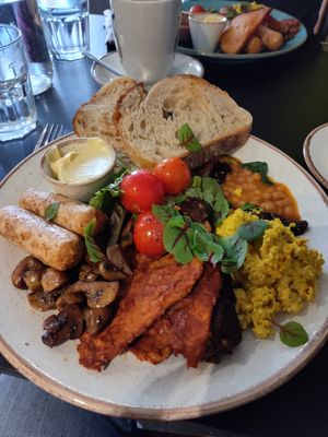 Full breakfast with haggis at Holy Cow in Edinburgh