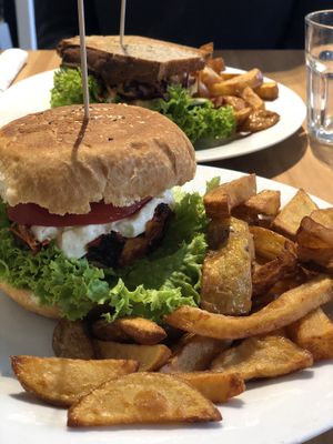 Jackfruit pulled pork burger and in the background gluten free Vietnamese tofu at Holy Cow in Edinburgh