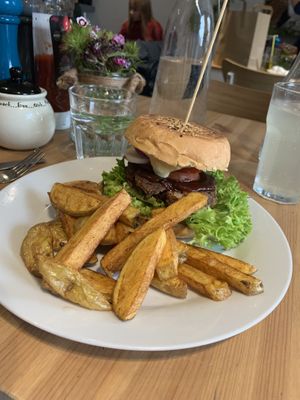 The huge Mu Quarterpounder Burger with chunky chips at Holy Cow in Edinburgh