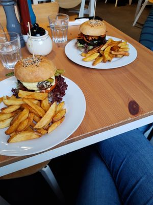 Portobello mushroom burger en nori celeraic burger at Holy Cow in Edinburgh