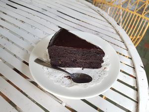 Vegan chocolate cake. Has few layers, the ccream is great and the cake itself is moist and homelike. 8/10 at The Village Shop in Mumbai