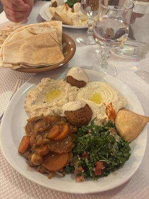 Assiette 4 mezze froids et 3 mezze chauds   at Layali 24 in Le Mans