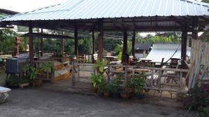 eating area at The Link Food Farmacy in Pai