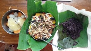 Link Salad in the middle with riceberry at The Link Food Farmacy in Pai