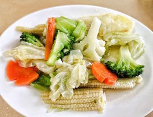 Stir fry vegetables at Lu Lai Vegetarian in Kuching