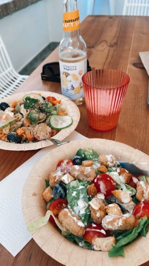 Salada de massa e salada césar  at La Vegana in Sevilla