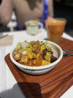  Poke-Bowl with crispy tofu   at So Nat - Bourdaloue in Paris