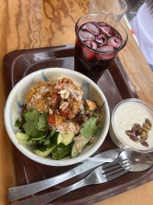 Bowl Veganovore, yaourt fleur d’oranger-pistache et bissap 😋  at So Nat - Bourdaloue in Paris