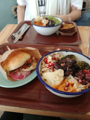 Pita and bowl at So Nat - Bourdaloue in Paris