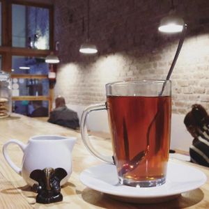 Come and enjoy the best chai ever, with or without milk. The perfect complement for our oats, cranberries and chocolate cookies at Itacate in Barcelona