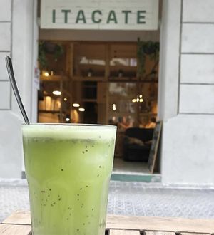 Cucumber-mint lemonade with chia seeds. We prepare it on the spot and with no sugar added so you can ask for your favorite sweetener at Itacate in Barcelona