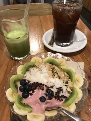 Coco breakfast bowl, detox juice and an iced americano  at Itacate in Barcelona