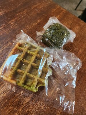 Mtcha waffle and sponge cake at Apelila in Kyoto