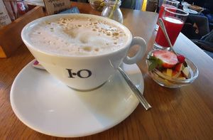 Frischgepresster Saft mit veganen Milchkaffee und Obstsalat at Kraftraum in Bayreuth