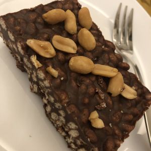 Crispy chocolate bar with salted peanuts  at Un'Altra Idea in Bologna