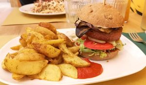 Beyond Burger - super yummy at Un'Altra Idea in Bologna