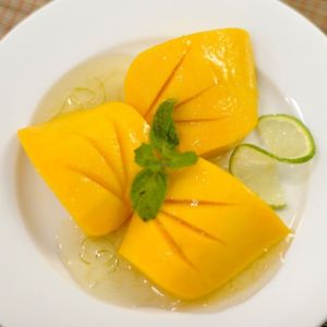 MANGO WITH LIME SYRUP
Fresh flowered mango & Lyme syrup decorated with mint springs at La Pasta in Siem Reap