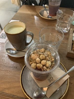 açai bowl and matcha latte at Pappare' in Bologna
