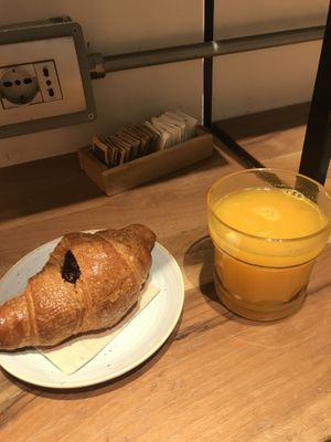 Vegan raspberry jam croissant and orange juice at Pappare' in Bologna