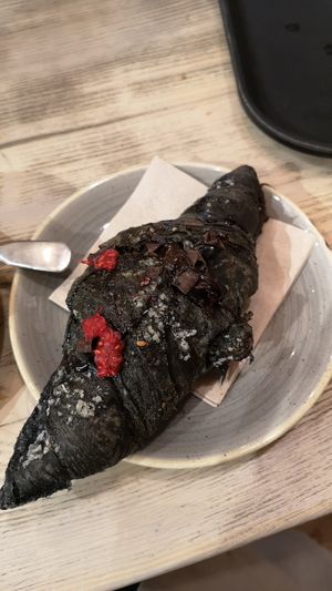 Croissant vegano con crema alla nocciola e marmellata ai lamponi at Pappare' in Bologna