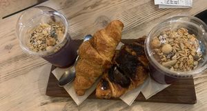 Açai bowl + cornetti marmellata e nocciolata veg  at Pappare' in Bologna