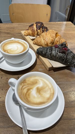 Came a second time for the cappucciones & vegan croissants 😋  at Pappare' in Bologna