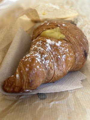 Cornetto vegano alla crema  at Pappare' in Bologna