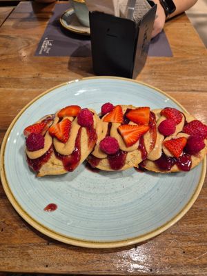 Vegan pancakes with peanut butter and jam at Pappare' in Bologna