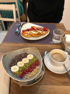 acaí bowl and pancakes at Pappare' in Bologna