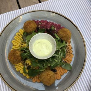 Falafel with hummus at Pappare' in Bologna