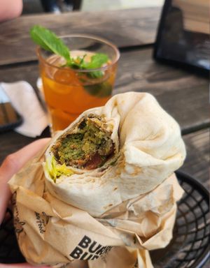 Falafelwrap in vegan, Zitroneneistee at Burro Burro in Konstanz