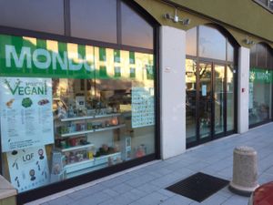 The windows at Mondo Vegan di Mangeri Flavio in Desenzano Del Garda