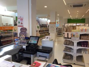 The cashier at Mondo Vegan di Mangeri Flavio in Desenzano Del Garda