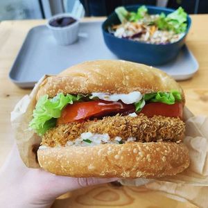 Crispy burger at Season Square in Paris