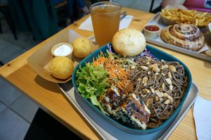 Soba bowl + potato croquettes at Season Square in Paris