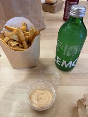 Small menu with wrap, side and drink  at Season Square in Paris