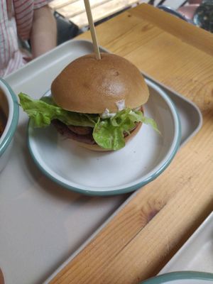 Aioli burger, gluten free at Season Square in Paris
