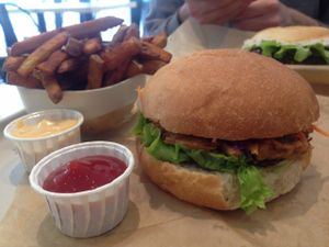 pulled jackfruit burger at Season Square in Paris