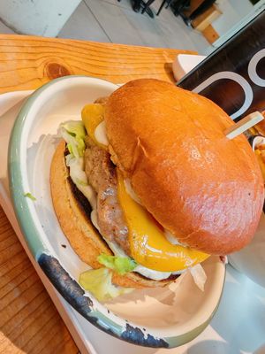 Smash burger at Season Square in Paris