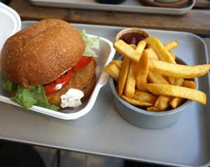 Crispy Burger + Fries at Season Square in Paris