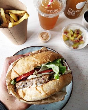 Season Burger with fries at Season Square in Paris