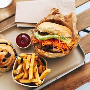 BBQ Burger and homemade chocolate brioche at Season Square in Paris