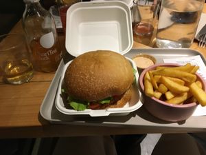 Crispy burger with fries and spicy mayo and iced tea at Season Square in Paris