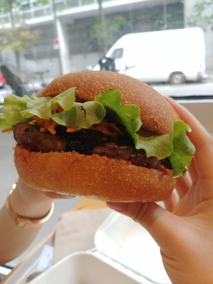 Bbq burger at Season Square in Paris