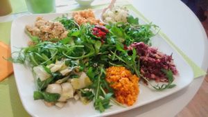 Various raw salads at L'Essentiel Saveurs Crues in Montpellier