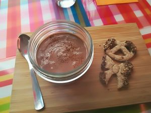 crème au chocolat végétalienne bio et crue accompagnée de son biscuit végétalien. 100% organic raw & vegan at L'Essentiel Saveurs Crues in Montpellier