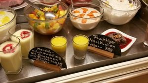 Blick in die Vitrine at Die Vollwertkuche in Heidelberg